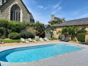 Saint-HélenにあるLe Puits, 19c House In The Grounds Of The Manorの家の前のプール