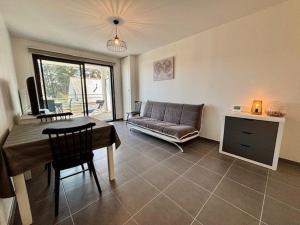 salon z kanapą i stołem w obiekcie Appart 2 pers à Quiberon - 41m² - Proche plage et Thalasso - Balcon exposé sud - Parking privé - FR-1-478-236 w mieście Quiberon