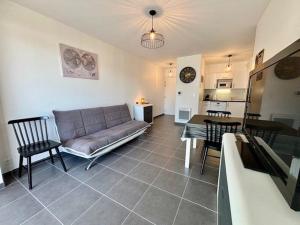 Televízia a/alebo spoločenská miestnosť v ubytovaní Appart 2 pers à Quiberon - 41m² - Proche plage et Thalasso - Balcon exposé sud - Parking privé - FR-1-478-236
