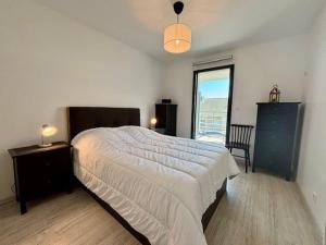 sypialnia z dużym łóżkiem i oknem w obiekcie Appart 2 pers à Quiberon - 41m² - Proche plage et Thalasso - Balcon exposé sud - Parking privé - FR-1-478-236 w mieście Quiberon