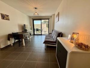 Posedenie v ubytovaní Appart 2 pers à Quiberon - 41m² - Proche plage et Thalasso - Balcon exposé sud - Parking privé - FR-1-478-236