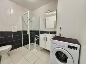 Kúpeľňa v ubytovaní Appart 2 pers à Quiberon - 41m² - Proche plage et Thalasso - Balcon exposé sud - Parking privé - FR-1-478-236 + 3 fotografie