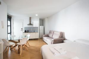 A kitchen or kitchenette at Apartamentos Centro Cordoba by MiRa