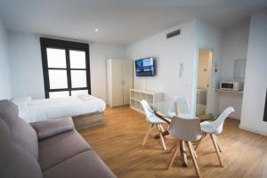 A television and/or entertainment centre at Apartamentos Centro Cordoba by MiRa