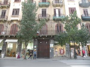 a building with a large wooden door on a city street at Hostel Josef in Palermo