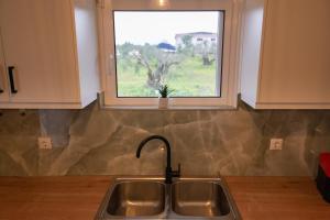 Kuchyň nebo kuchyňský kout v ubytování Esperides Luxury Suites 1 + 30 fotografií