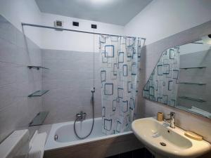 Koupelna v ubytování LUXURY APARTAMENT VISTA MARE garage e posto auto + 12 fotografií