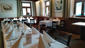 a dining room with tables and chairs with white table cloth at Bräuhaus Ummendorf in Ummendorf-Biberach