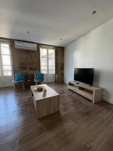 Televízia a/alebo spoločenská miestnosť v ubytovaní Apartamento luaS