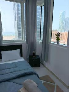 Postel nebo postele na pokoji v ubytování New Phenomenal Room with Sea View
