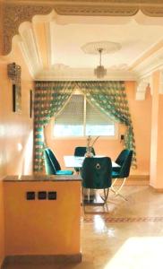 een eetkamer met stoelen, een tafel en een raam bij Apartamento hay amal 12 in Sale