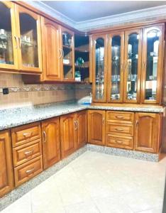 een grote keuken met houten kasten en werkbladen bij Apartamento hay amal 12 in Sale