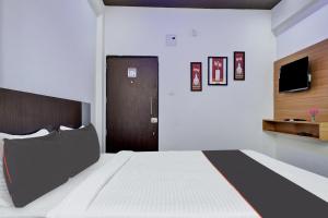 Super Collection O Eon Inn Near Pune Airport客房内的一张或多张床位
