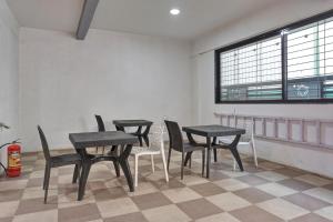 Super Collection O Eon Inn Near Pune Airport的休息区