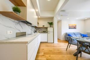 a kitchen and dining room with a table and chairs at BellaVita Boutique Florence in Florence