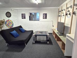 TV o dispositivi per l'intrattenimento presso Spacious cellar studio surrounded by mountains and lake