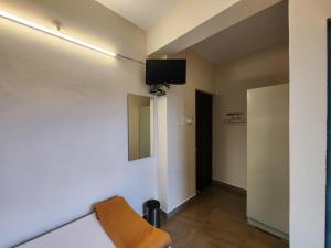 TV a/nebo společenská místnost v ubytování Sai Sharad Guest House + 35 fotografií