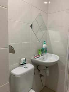 Ένα μπάνιο στο A&S Homestay at Metrocity Condominium