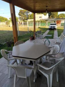 un tavolo e delle sedie seduti su un patio di La Guarida a Pergamino