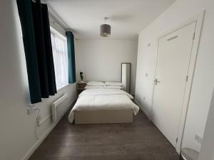 Postel nebo postele na pokoji v ubytování Comfy Studio Flat
