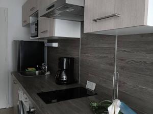 Kuchyňa alebo kuchynka v ubytovaní Studio rénové avec télévision, lave-linge, animaux admis - FR-1-680-23
