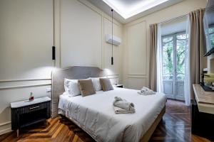 a bedroom with a bed and a large window at Residenza d'epoca Pontevecchio - Luxury Retrait in Florence