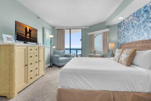 ein Schlafzimmer mit großem Bett und Fernseher in der Unterkunft Surfside Resort #404 in Destin + 52 Fotos