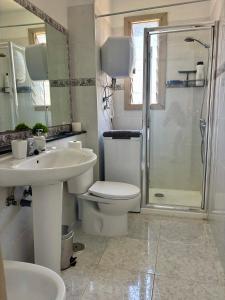 a bathroom with a toilet and a sink and a shower at Rainbow Copacabana in Playa Fañabe