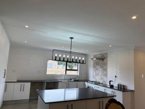 Η κουζίνα ή μικρή κουζίνα στο Elroi Estates