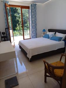 a bedroom with a bed and a large window at Penthouse Ipsos Marina in Ipsos