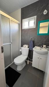 un baño con inodoro y lavabo en Saint Saus - Casa en Sauce de Portezuelo, Maldonado, en Maldonado