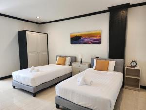 Ένα ή περισσότερα κρεβάτια σε δωμάτιο στο Wink City 2 Patong Center close to the Beach