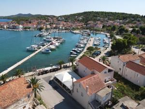 Una vista aérea de un puerto deportivo con barcos en el agua. en Stella Maris, en Kukljica
