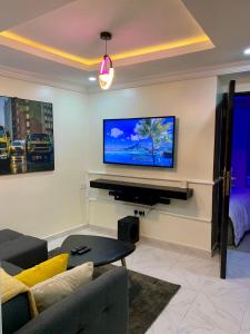 TV a/nebo společenská místnost v ubytování 1Bedroom Apt 3 mins from Intl Airport