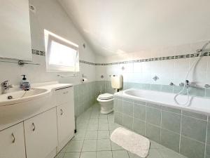 Un baño con bañera, inodoro y lavabo. en Stella Maris, en Kukljica 27 fotos más
