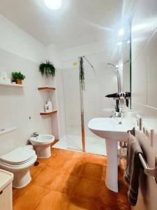 a bathroom with a toilet and a sink and a shower at Escapada Deluxe con Wifi 2 Hab 2 Baños con Cocina & SmartTV cerca de Todo in Santa Cruz de Tenerife