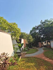 Aed väljaspool majutusasutust Zomad Hostels