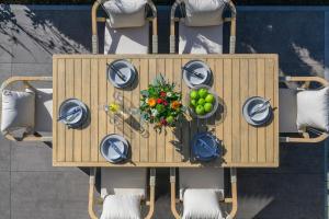 een uitzicht op een tafel met borden en bloemen bij BergHome in Garmisch-Partenkirchen