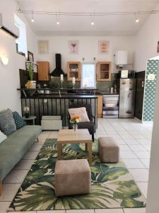 a living room with a table and a kitchen at Le Garlaban 2 in Aubagne