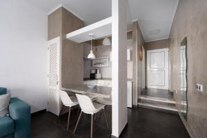 - une cuisine avec un comptoir et des chaises dans la chambre dans l'établissement Apartment Clara Fañabe, à Adeje 16 autres photos