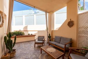 un salon avec un canapé et une table dans l'établissement Apartment Clara Fañabe, à Adeje