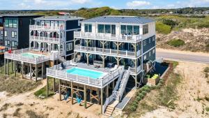 Bazén v ubytování Admiral's Lodge nebo v jeho okolí