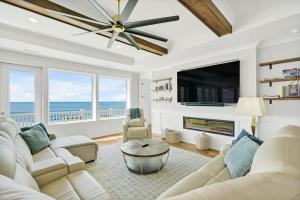 TV a/nebo společenská místnost v ubytování Admiral's Lodge