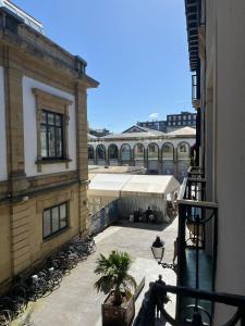 サン・セバスティアンにあるKaixo Roomsの自転車付きの建物のバルコニーから景色を望めます。