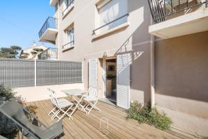 a patio with chairs and a table on a balcony at Appartement 3 étoiles coquet à 700m de la mer Les Bonnettes WiFi PK BY HC in Le Pradet