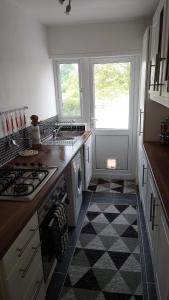Η κουζίνα ή μικρή κουζίνα στο Tudor Style Maisonette
