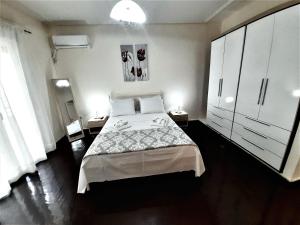 Ένα ή περισσότερα κρεβάτια σε δωμάτιο στο Port & Metro Escape Cozy Balcony Apartment in Piraeus +9 φωτογραφίες