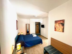 ein Schlafzimmer mit einem blauen Bett in einem Zimmer in der Unterkunft Santo Stefano 8 - Comfort & Relax in Matera