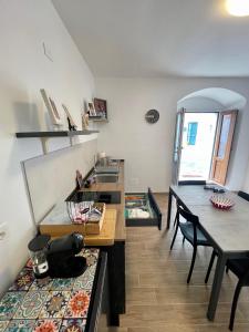 eine Küche und ein Esszimmer mit einem Tisch und einem Esstisch in der Unterkunft Santo Stefano 8 - Comfort & Relax in Matera