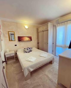 Giường trong phòng chung tại Casa Nina La Maddalena